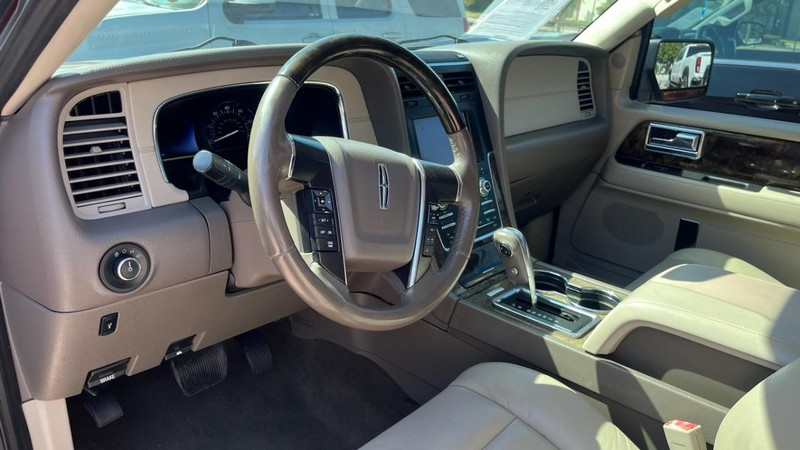 Lincoln Navigator Vehicle Image 05