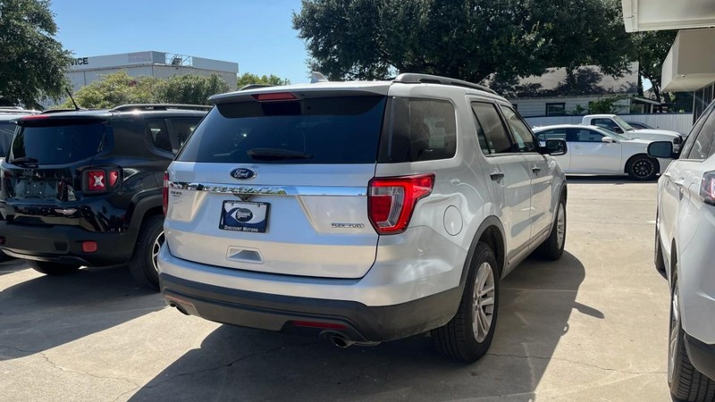 Ford Explorer Vehicle Image 04