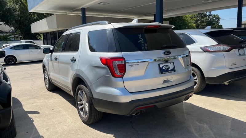 Ford Explorer Vehicle Image 07