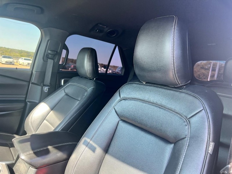 Ford Explorer Vehicle Image 06