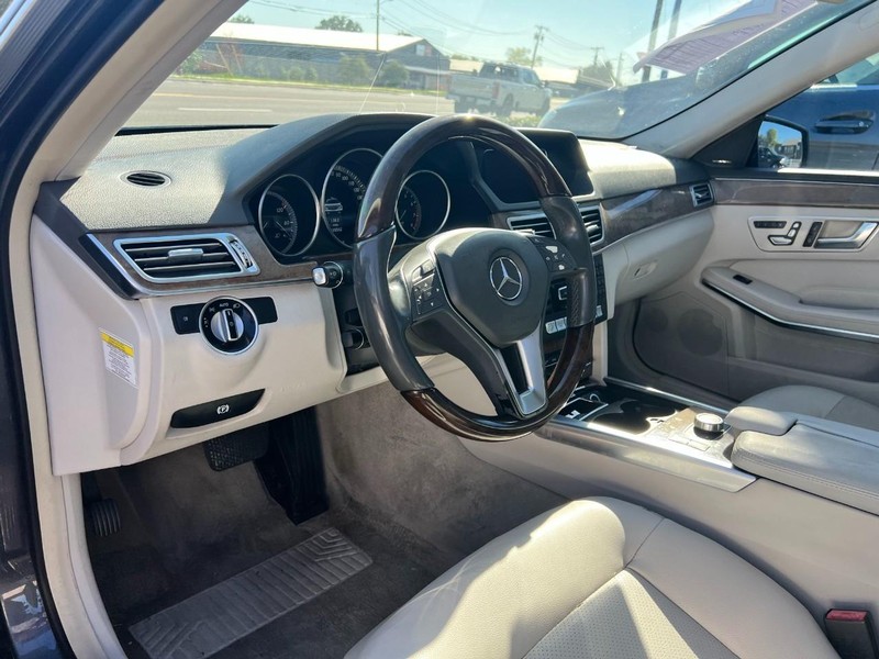 Mercedes-Benz E-Class Vehicle Image 06