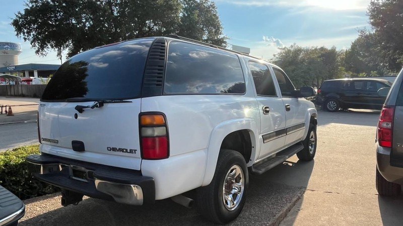 Chevrolet Suburban Vehicle Image 04