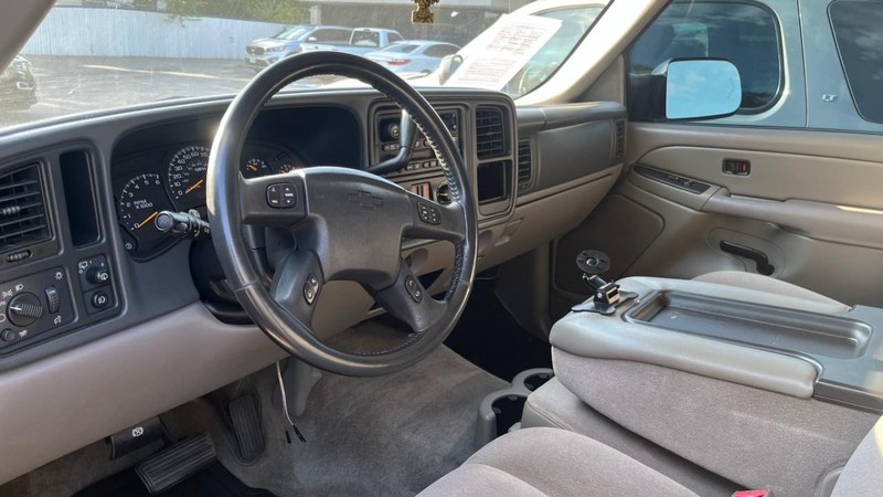 Chevrolet Suburban Vehicle Image 05