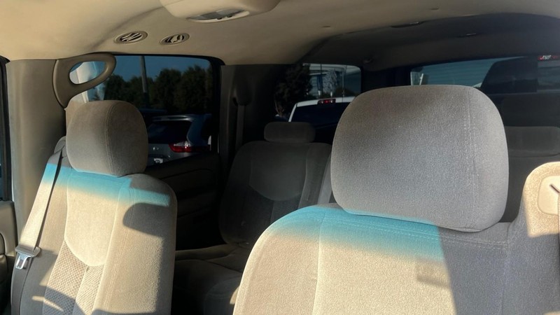 Chevrolet Suburban Vehicle Image 08