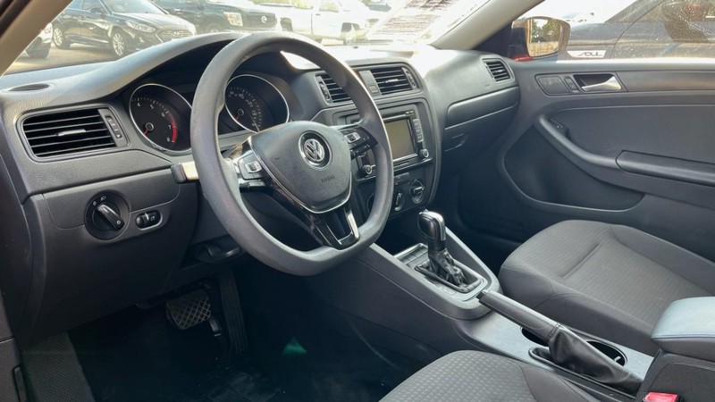Volkswagen Jetta Sedan Vehicle Image 05