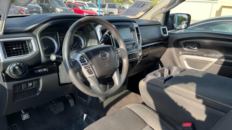 Nissan Titan Vehicle Image 05