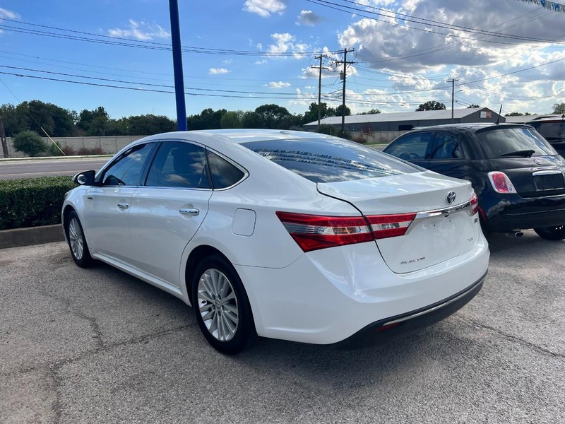 Toyota Avalon Hybrid Vehicle Image 05