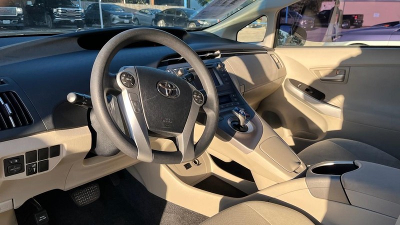 Toyota Prius Vehicle Image 05