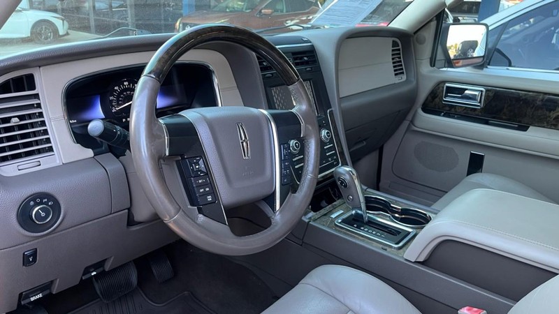 Lincoln Navigator Vehicle Image 05