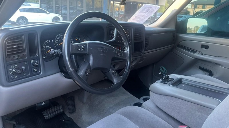 Chevrolet Suburban Vehicle Image 05