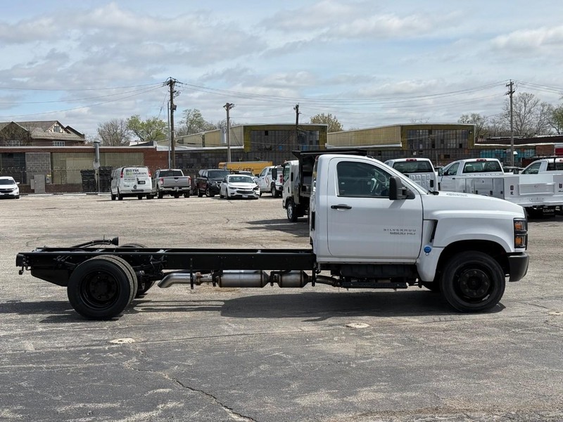 Chevrolet Silverado MD Vehicle Full-screen Gallery Image 2
