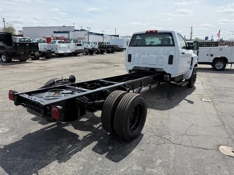Chevrolet Silverado MD Vehicle Full-screen Gallery Image 3