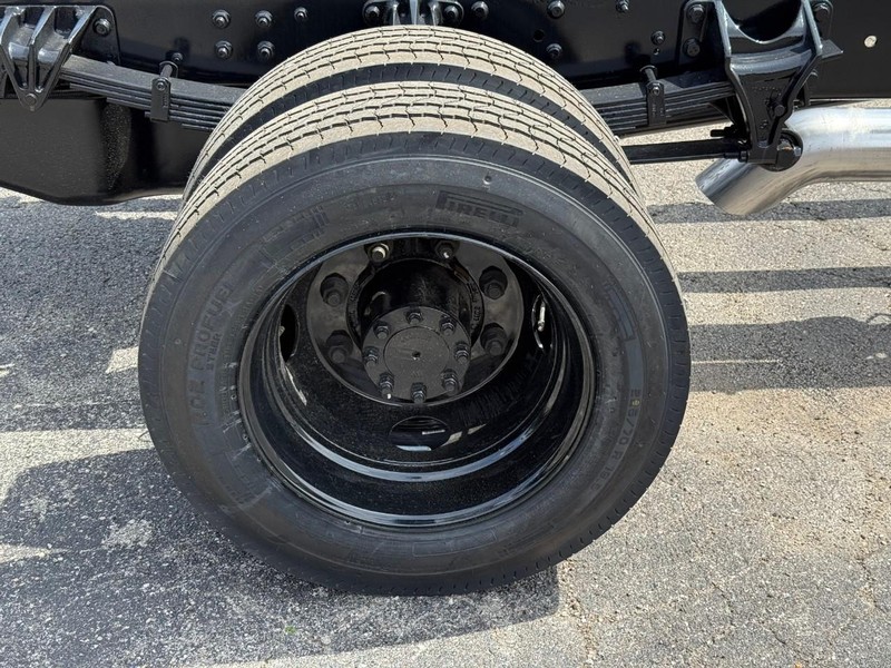 Chevrolet Silverado MD Vehicle Full-screen Gallery Image 4