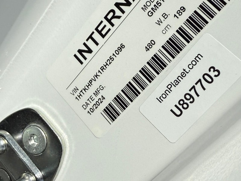 Chevrolet Silverado MD Vehicle Full-screen Gallery Image 11