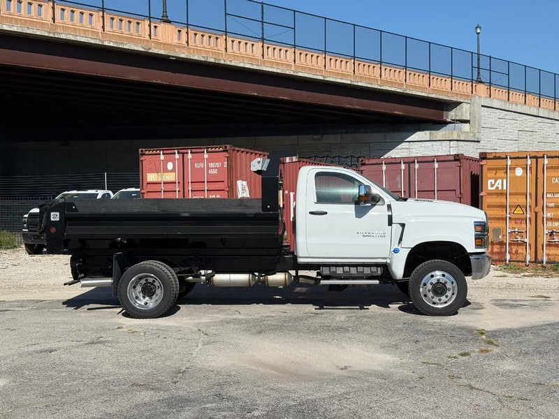 Chevrolet Silverado MD Vehicle Full-screen Gallery Image 2