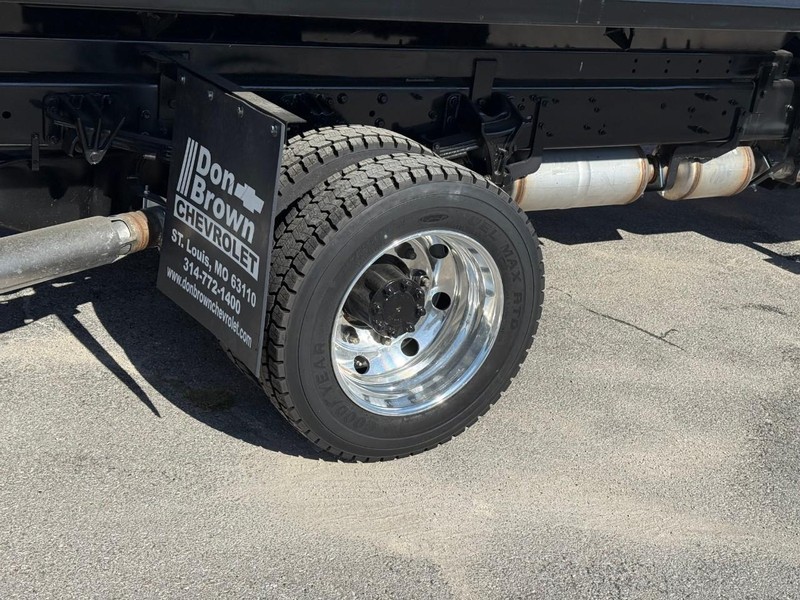 Chevrolet Silverado MD Vehicle Full-screen Gallery Image 4