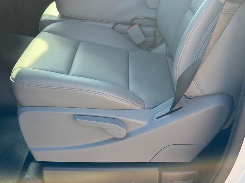 Chevrolet Silverado MD Vehicle Full-screen Gallery Image 8