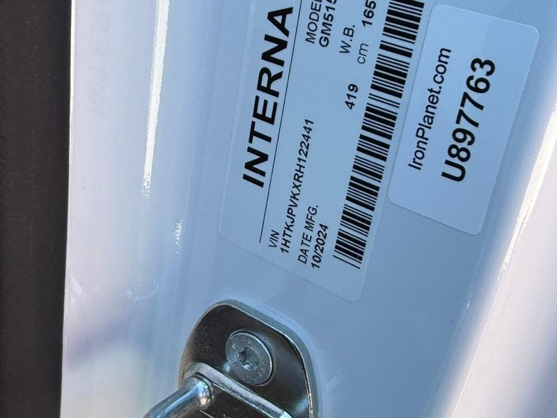 Chevrolet Silverado MD Vehicle Full-screen Gallery Image 9