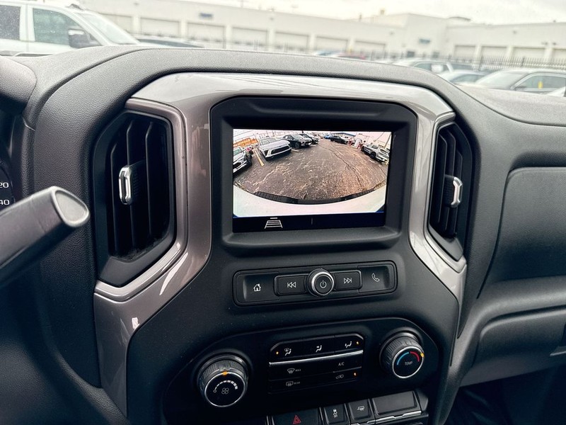 Chevrolet Silverado 2500HD Vehicle Full-screen Gallery Image 17