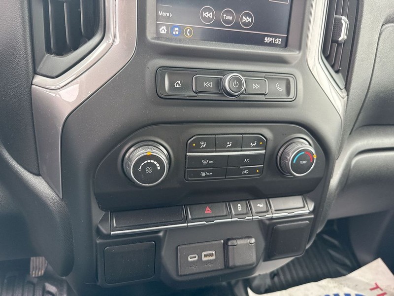 Chevrolet Silverado 2500HD Vehicle Full-screen Gallery Image 19