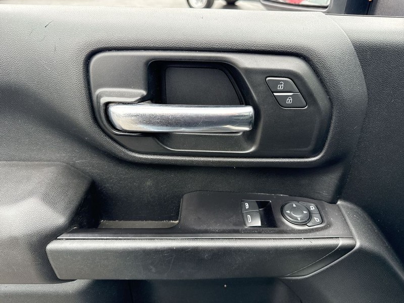 Chevrolet Silverado 2500HD Vehicle Full-screen Gallery Image 24