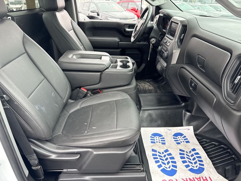 Chevrolet Silverado 2500HD Vehicle Full-screen Gallery Image 29