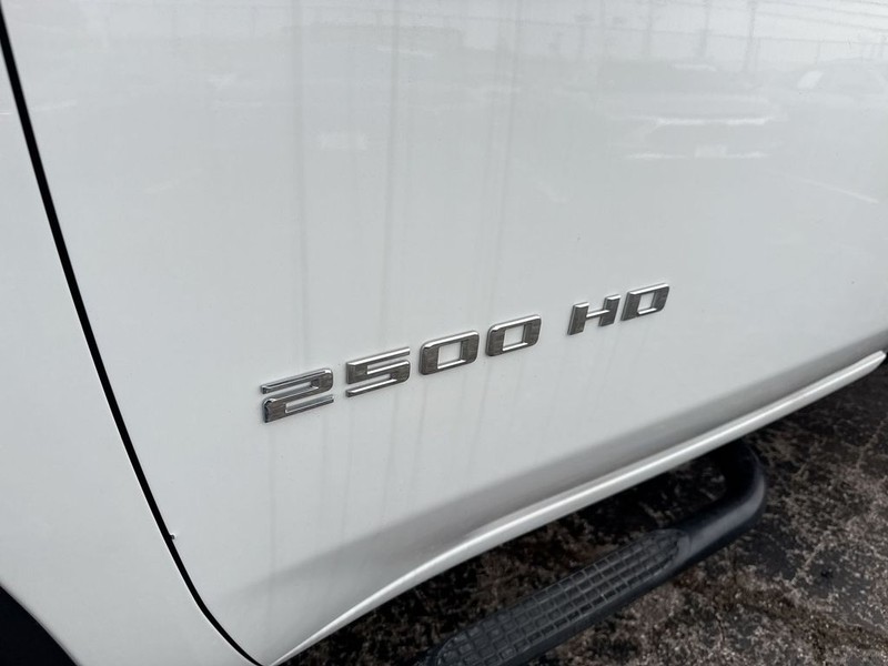 Chevrolet Silverado 2500HD Vehicle Full-screen Gallery Image 32