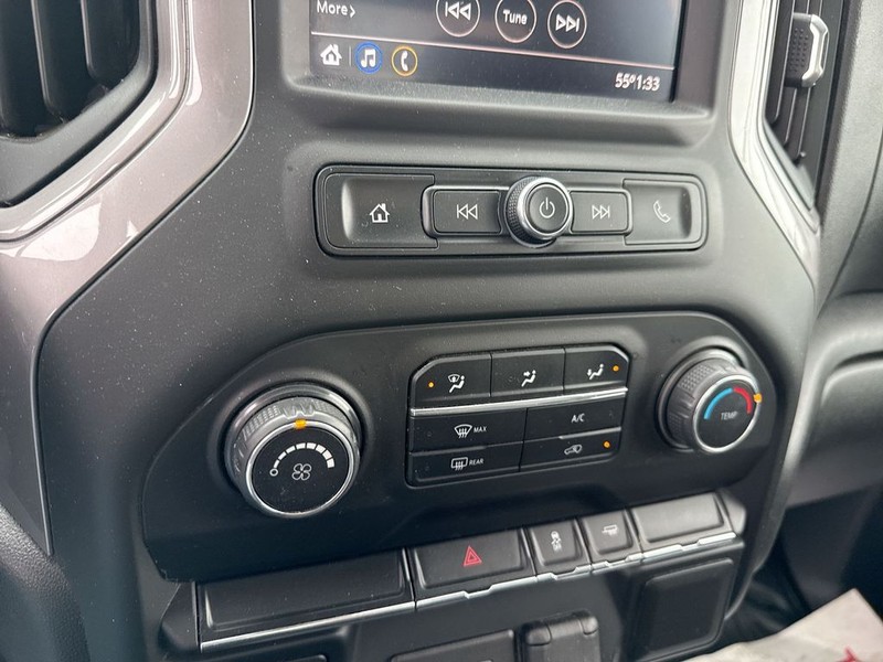 Chevrolet Silverado 2500HD Vehicle Full-screen Gallery Image 35