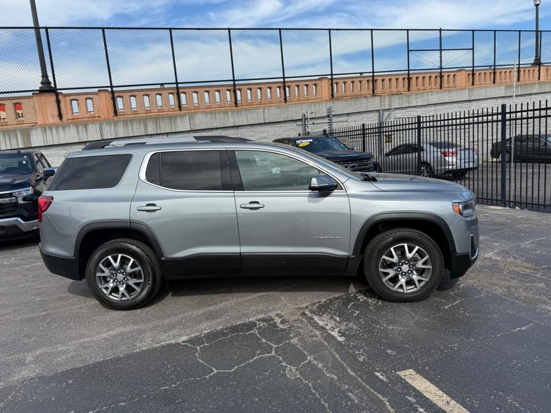 GMC Acadia Vehicle Full-screen Gallery Image 3