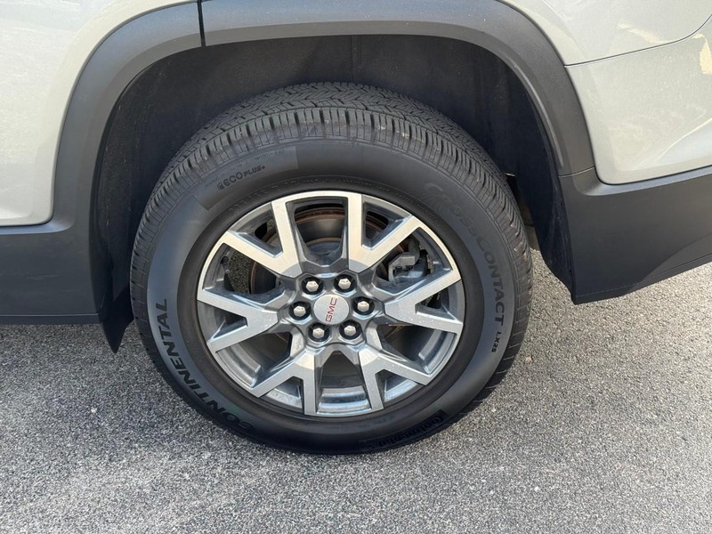 GMC Acadia Vehicle Full-screen Gallery Image 7