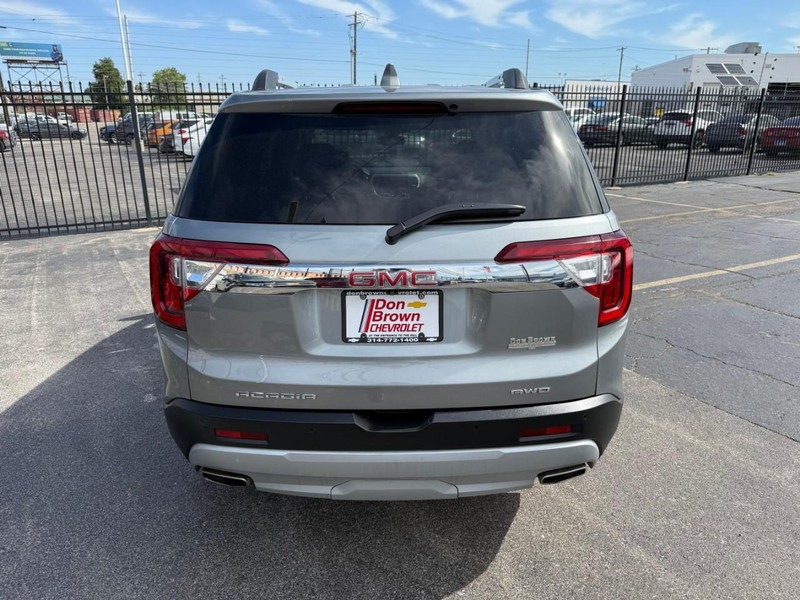 GMC Acadia Vehicle Full-screen Gallery Image 10