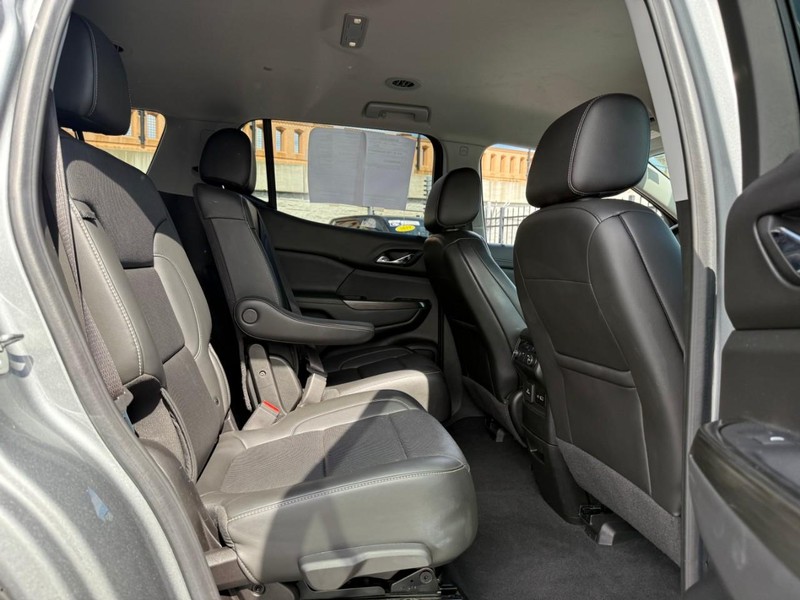 GMC Acadia Vehicle Full-screen Gallery Image 14