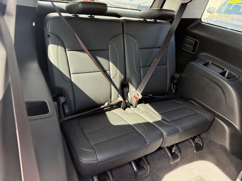 GMC Acadia Vehicle Full-screen Gallery Image 15