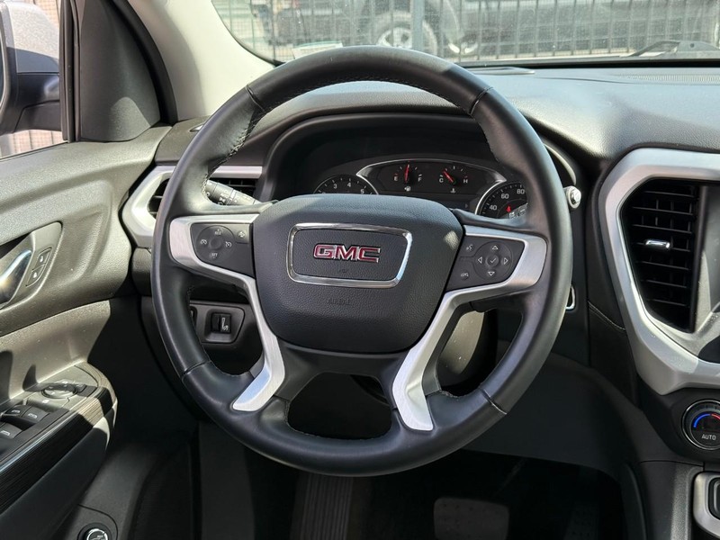 GMC Acadia Vehicle Full-screen Gallery Image 18