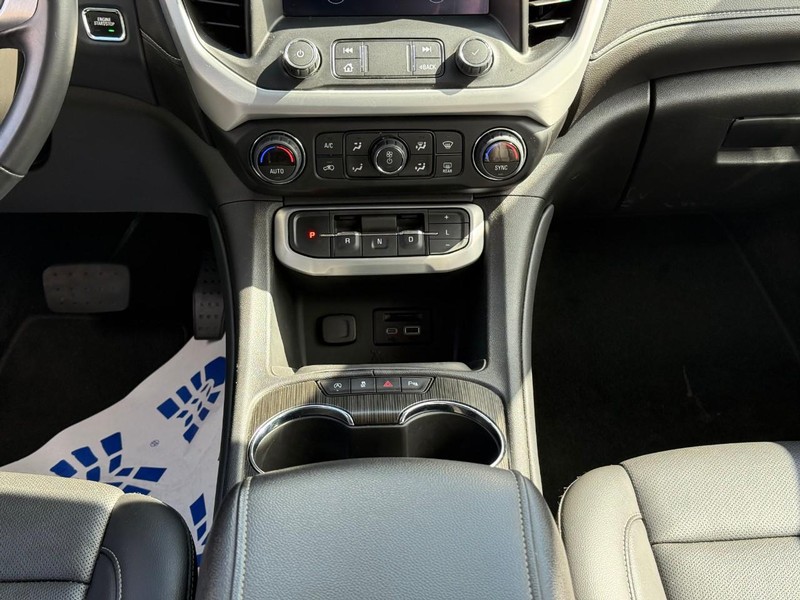 GMC Acadia Vehicle Full-screen Gallery Image 21