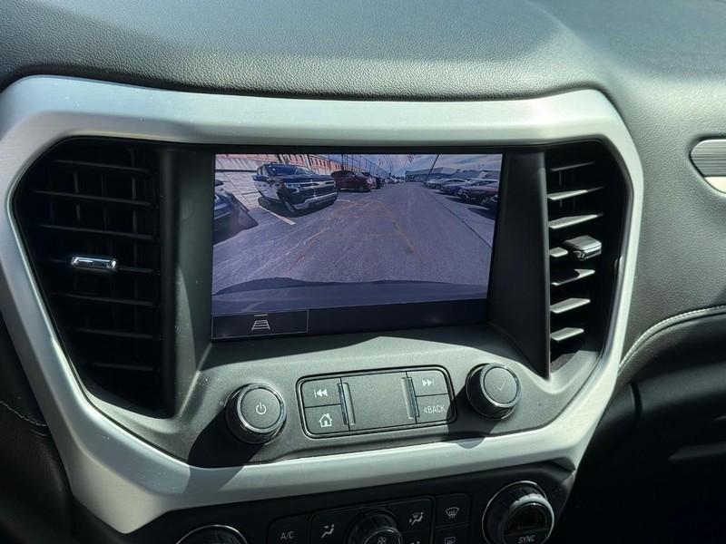 GMC Acadia Vehicle Full-screen Gallery Image 30