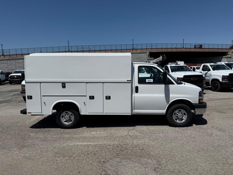 Chevrolet Express Commercial Cutaway Vehicle Full-screen Gallery Image 2