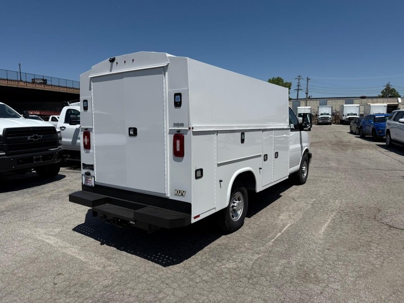 Chevrolet Express Commercial Cutaway Vehicle Full-screen Gallery Image 3