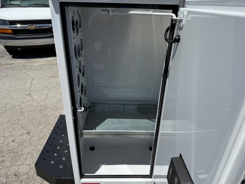 Chevrolet Express Commercial Cutaway Vehicle Full-screen Gallery Image 5