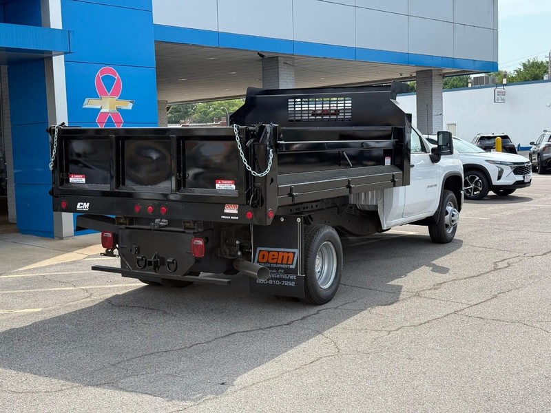 Chevrolet Silverado 3500HD CC Vehicle Full-screen Gallery Image 3