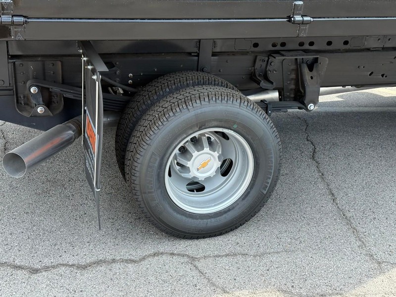 Chevrolet Silverado 3500HD CC Vehicle Full-screen Gallery Image 4