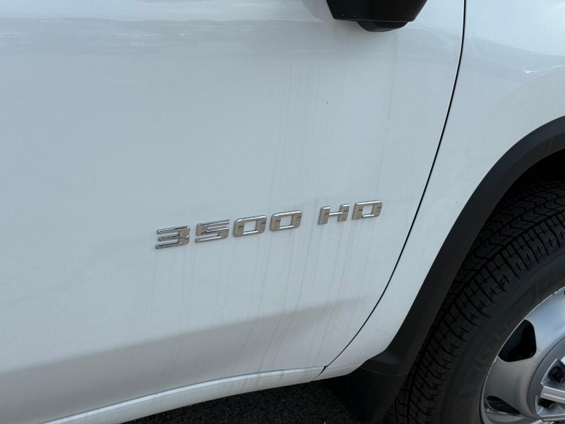 Chevrolet Silverado 3500HD CC Vehicle Full-screen Gallery Image 5