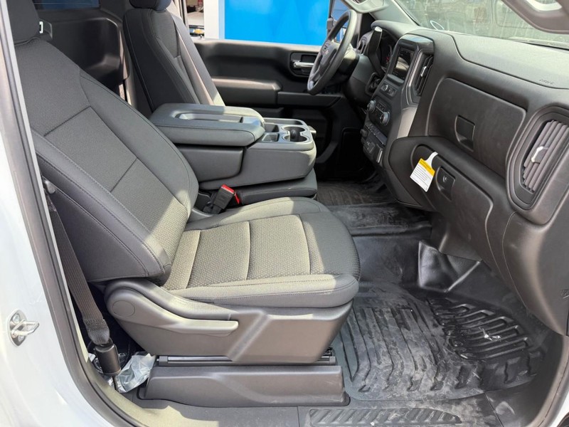 Chevrolet Silverado 3500HD CC Vehicle Full-screen Gallery Image 6