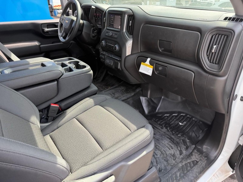 Chevrolet Silverado 3500HD CC Vehicle Full-screen Gallery Image 7