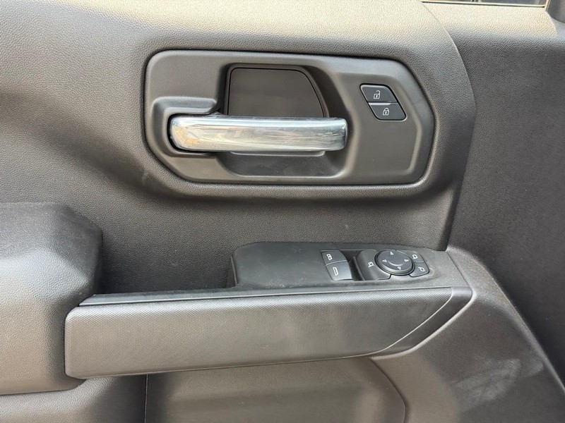 Chevrolet Silverado 3500HD CC Vehicle Full-screen Gallery Image 8