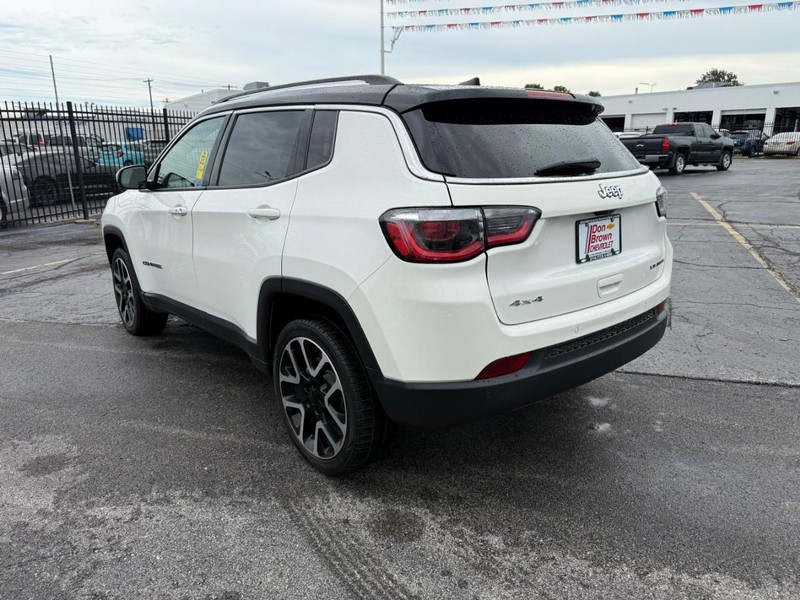 Jeep Compass Vehicle Full-screen Gallery Image 8