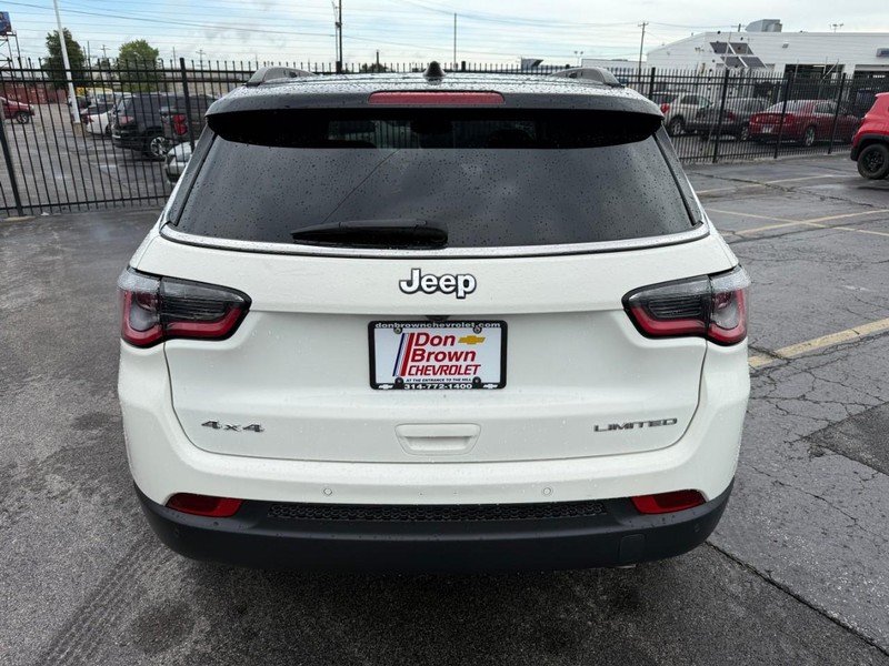 Jeep Compass Vehicle Full-screen Gallery Image 10