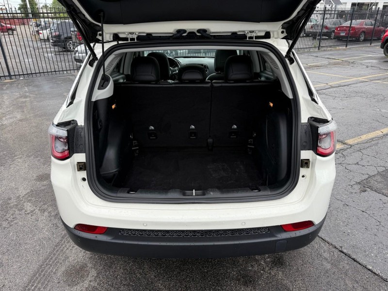 Jeep Compass Vehicle Full-screen Gallery Image 11