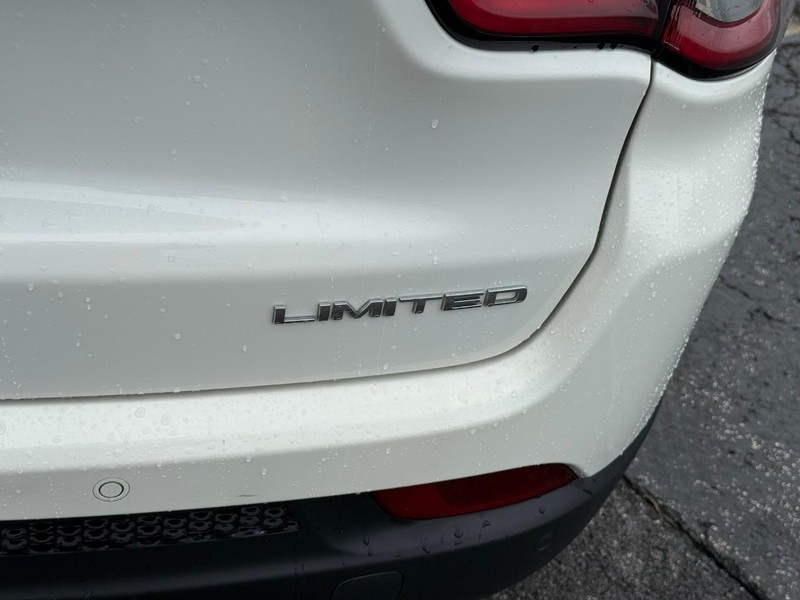 Jeep Compass Vehicle Full-screen Gallery Image 15