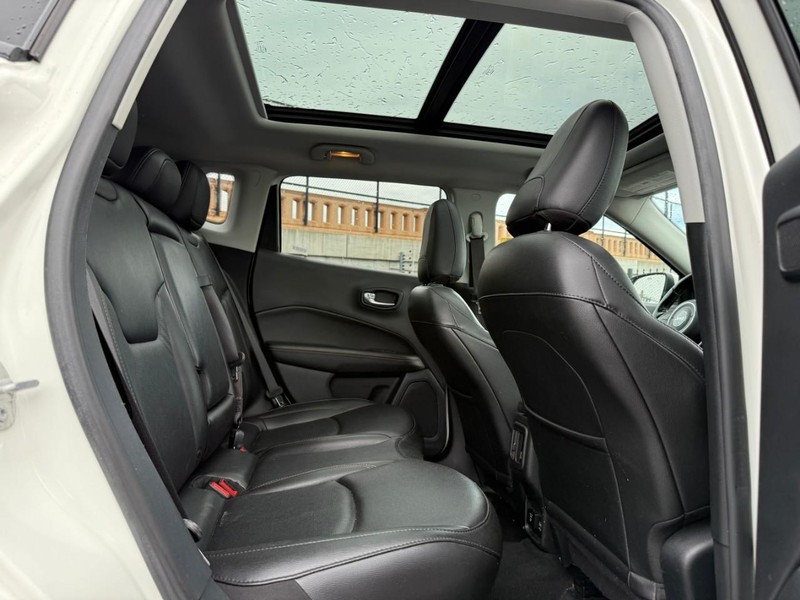 Jeep Compass Vehicle Full-screen Gallery Image 17